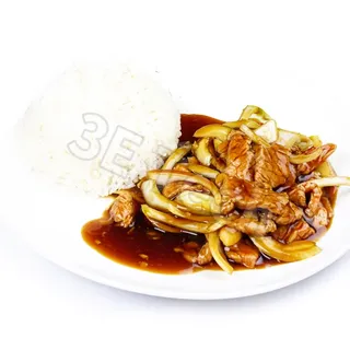 Bœuf aux oignons sur le riz nature